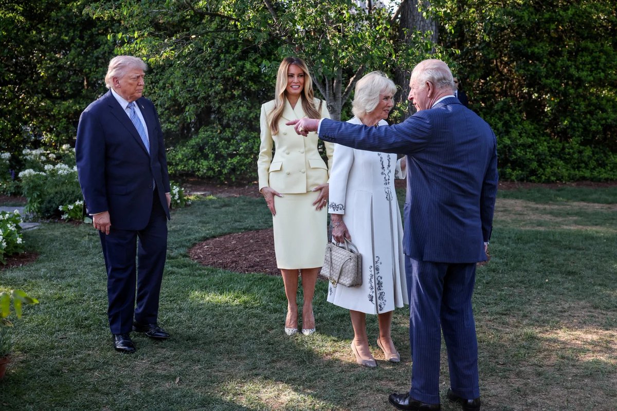 rwthofficial's tweet image. 🇬🇧🇺🇲
#UK’s King Charles III and Queen Camilla were received by #USA’s President Donald Trump @POTUS and his wife Melania Trump @FLOTUS, who took them a tour around the White House, to start their State Visit in Washington, D.C.

📸 PA, Getty #KingCharlesIII #CharlesIII