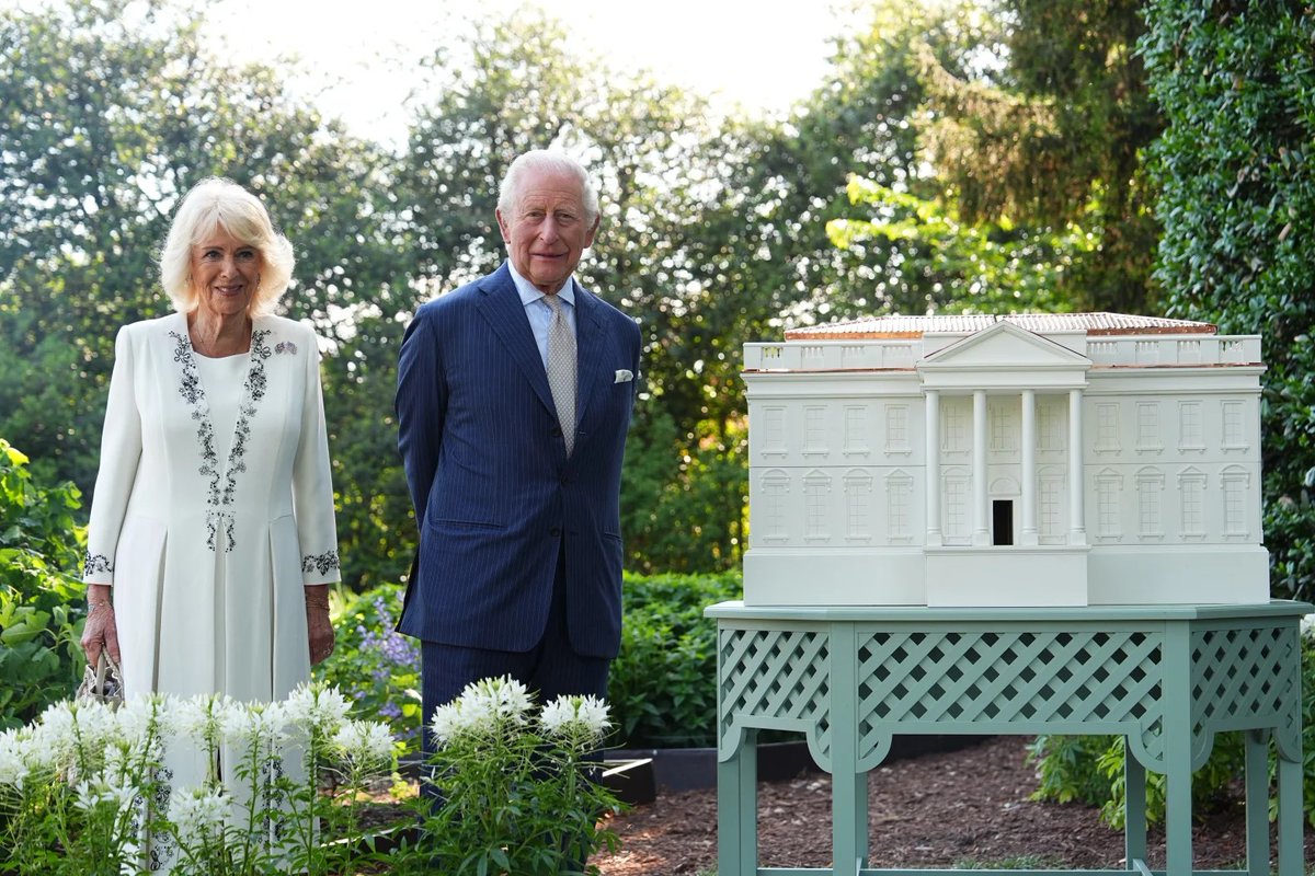 rwthofficial's tweet image. 🇬🇧🇺🇲
#UK’s King Charles III and Queen Camilla were received by #USA’s President Donald Trump @POTUS and his wife Melania Trump @FLOTUS, who took them a tour around the White House, to start their State Visit in Washington, D.C.

📸 PA, Getty #KingCharlesIII #CharlesIII