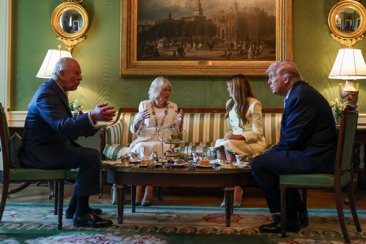 rwthofficial's tweet image. 🇬🇧🇺🇲
#UK’s King Charles III and Queen Camilla were received by #USA’s President Donald Trump @POTUS and his wife Melania Trump @FLOTUS, who took them a tour around the White House, to start their State Visit in Washington, D.C.

📸 PA, Getty #KingCharlesIII #CharlesIII