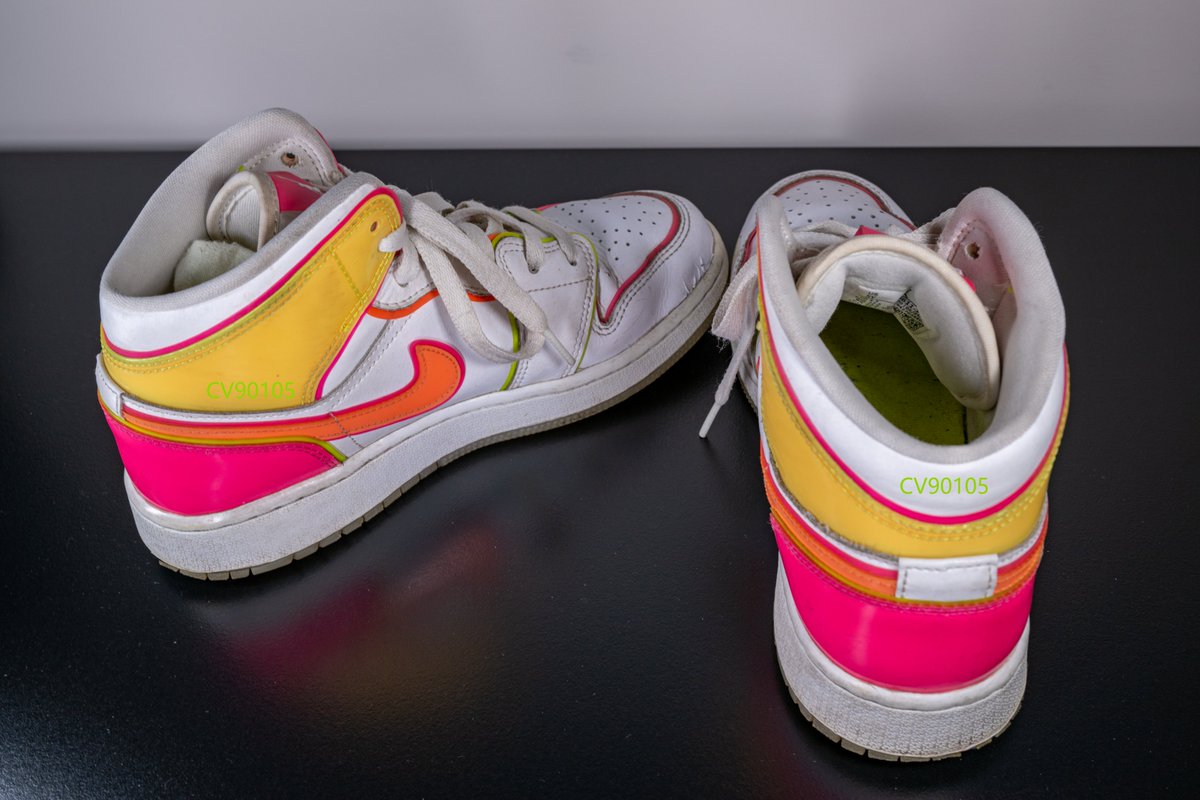 Air Jordan 1 Mid “Edge Glow”霓虹彩线款搭配妹妹的香香袜子，套上的时候绝对是会让牛子一抖一抖的那种
#扫楼打胶 #扫楼