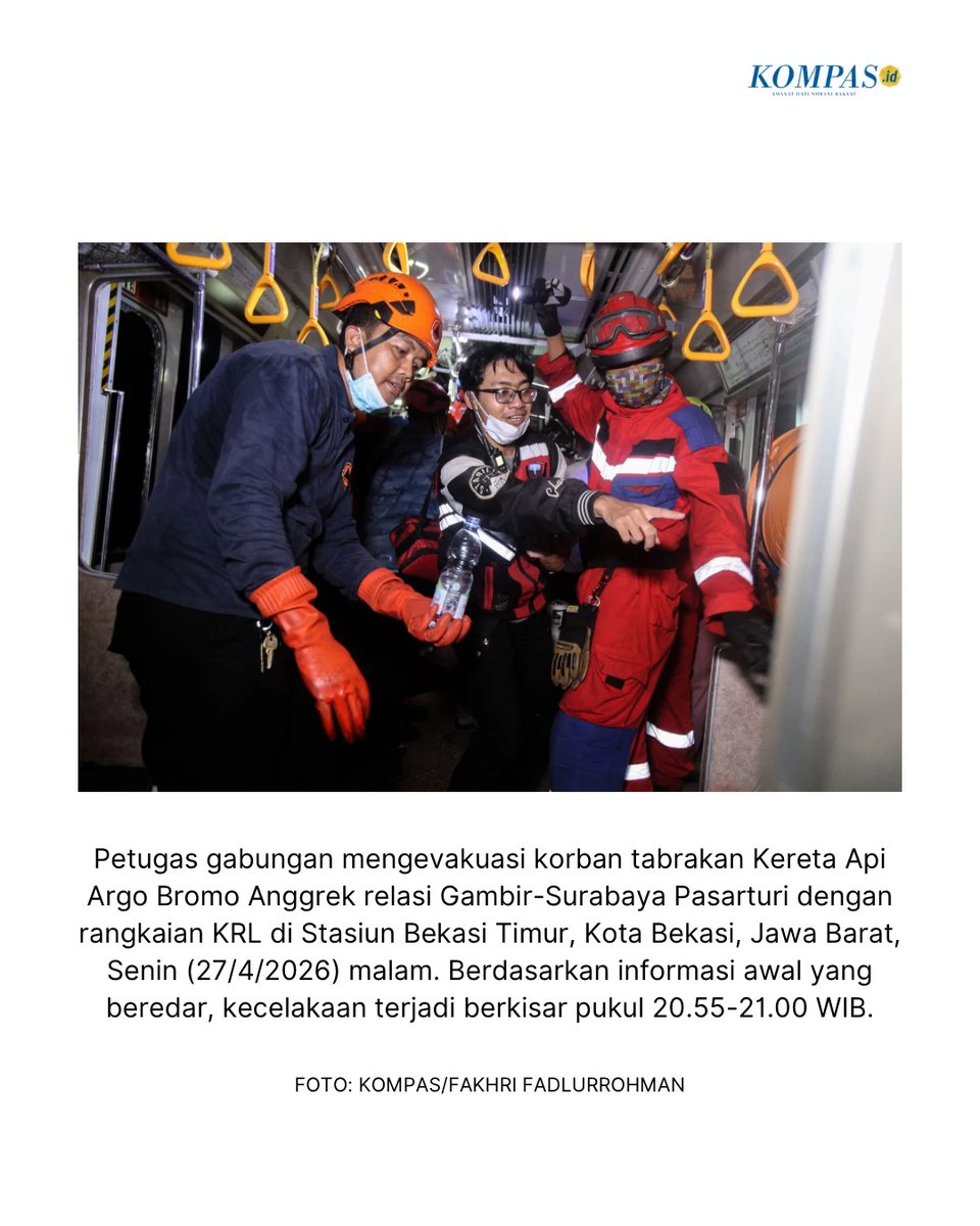 hariankompas's tweet photo. Proses evakuasi korban tabrakan yang terjadi pada Senin (27/4/2026) malam masih berlangsung hingga Selasa (28/4/2026) pagi.

#TabrakanKeretaApi #Fotografi #AdadiKompas @kompasfoto_ https://t.co/HptbTfxHpk