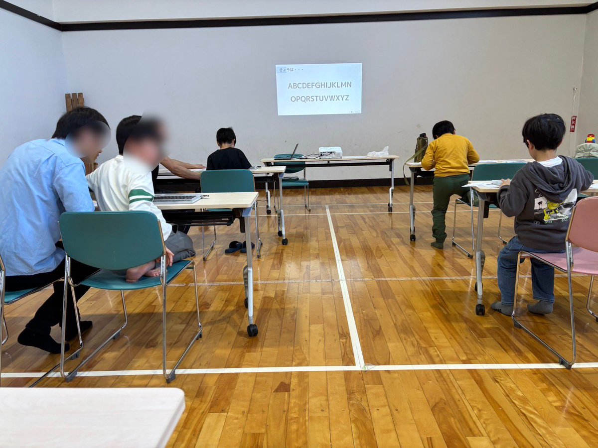 pcntakefu's tweet photo. 南中山公民館 26.4.26
新年度スタート(拍手)
小学生はタイピングで腕試しから💪
がんばった分だけどんどん速くなる❗️
後半は信号機を作って集めて交差点ができたよ🚥
中高生はツリー基板×二進数を使って、いろんな制御の試行錯誤🎄
#南中山公民館 #IchigoJam #二進数 https://t.co/mfHBdKRUt7