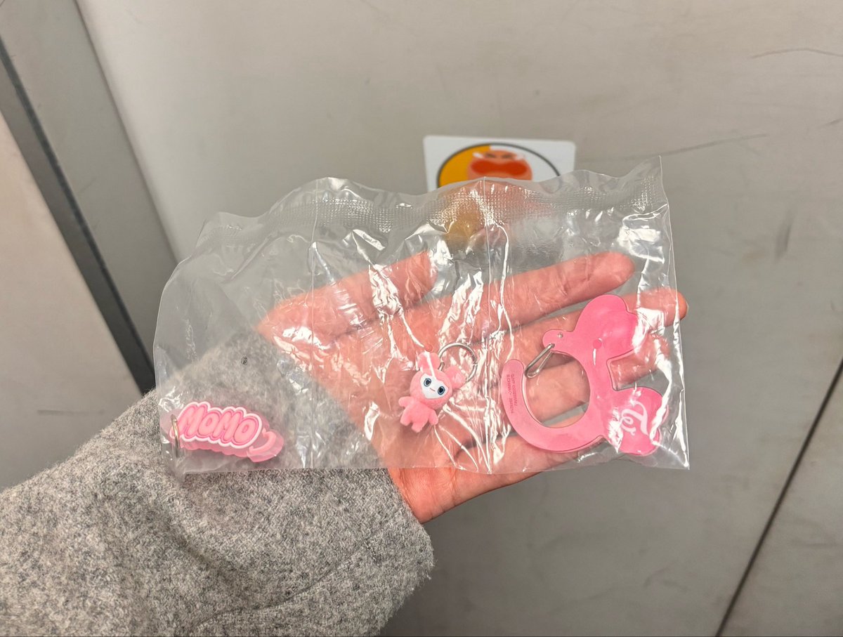 ahtm_95's tweet photo. TWICE LOVELY アクリル カラビナ フロッキー マスコット 交換

求:ナヨン ナブリー
譲:モモ モブリー

本日国立競技場で手渡し希望です！
お気軽にお声掛けください🙇‍♀️ https://t.co/RaGAS5a3FU