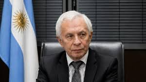 Este es Víctor Arturo Pesino.  Funge de juez en la Cámara  Nacional del Trabajo. Tras bloquear la cautelar que suspendía la Reforma Laboral, el gobierno accedió, como pago, a su pedido de continuar en su cargo de privilegio, tras cumplir 75 años.