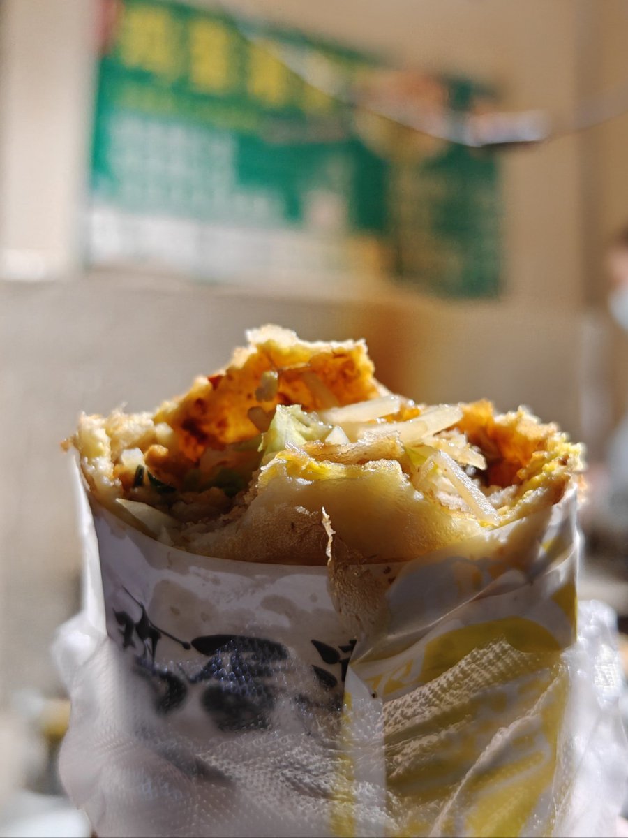 Bahadir63641536's tweet image. Grab a crispy fried pancake with savory pork floss u0026 scallions—street food joy in every bite!  #StreetFoodLove #QuickBite