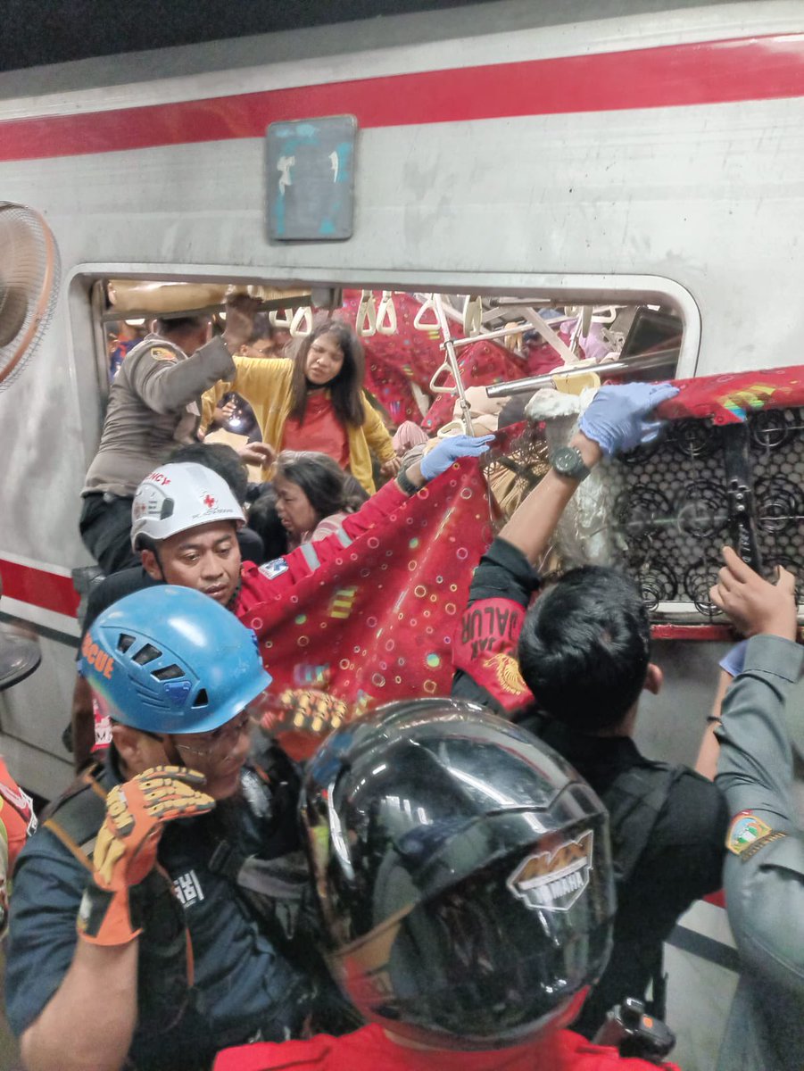 PSDKSPMI's tweet photo. The Indonesian Red Cross (PMI) deployed personnel and emergency ambulances to respond to a train accident involving a commuter line (KRL) at Bekasi Timur Station. The victims were evacuated to several hospitals, including Bekasi Regional General Hospital (RSUD Bekasi). https://t.co/gHAKBwV4xr
