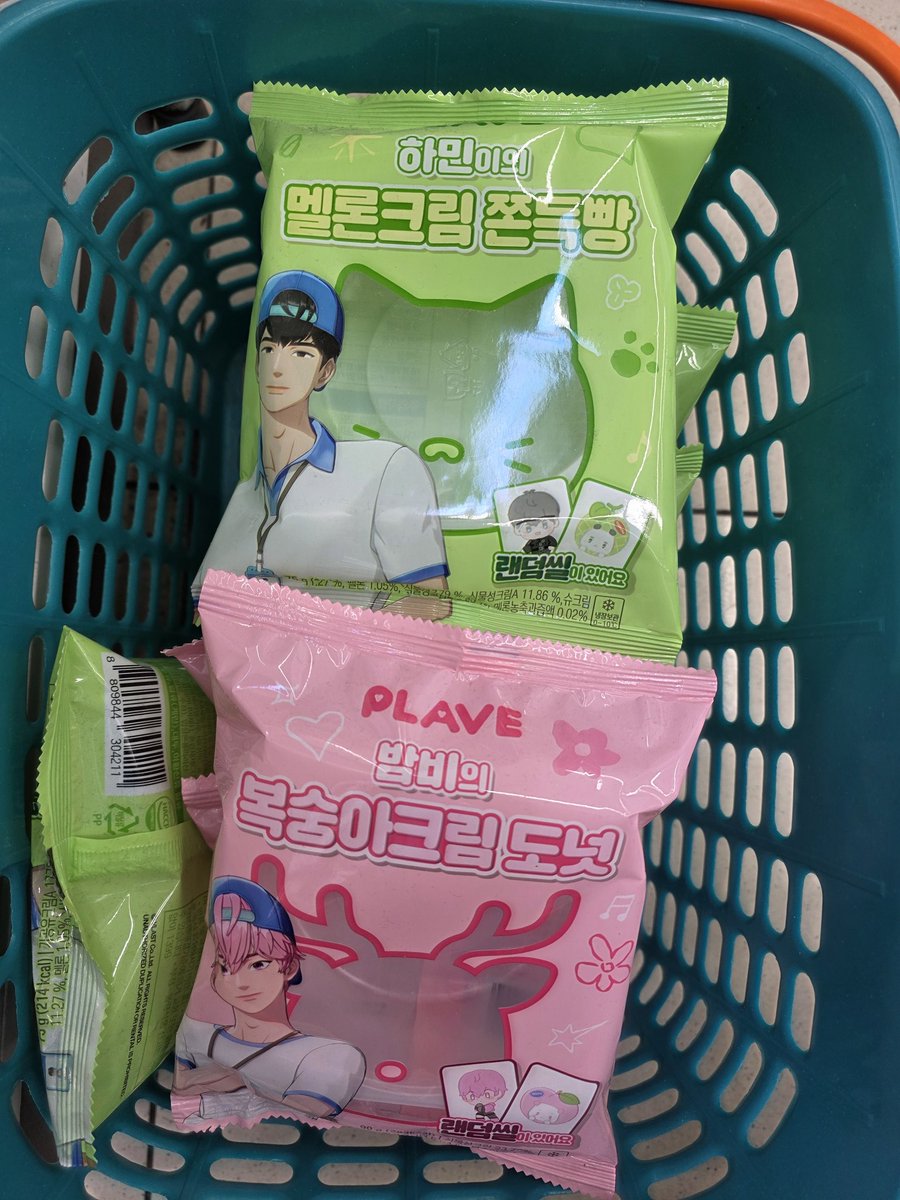 GS25_MASAN's tweet photo. 플리님들 잘지내고 계신가요? 
꽃피는 봄이 찾아왔어요🌸
추운겨울에 팝업때문에 ���생하셨는데 
이제 반팔��� 입는 계절이 왔어요! 
다름아니라 지나가시다가 혹시 필요하시면 오셔서 가져가시라고 간만에 찾아왔어요~ 
플리님들 항상 무탈하시고 크고 작은 행복속에서 덕질하시길 빕니다💕 https://t.co/7K0RZdk30m