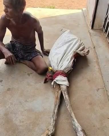 barik_surendra's tweet image. ओडिशा के केंदुझर में सिस्टम की संवेदनहीनता की हद पार—मृत बहन के खाते से ₹19,300 निकालने के लिए भाई कंकाल लेकर बैंक पहुंचा। “खाताधारक को लाओ” के फरमान ने मानवता को शर्मसार किया।प्रशासन से कार्रवाई की मांग तेज।#Odisha #Kendujhar #Humanity #SystemFailure  #Banking #DigitalIndia