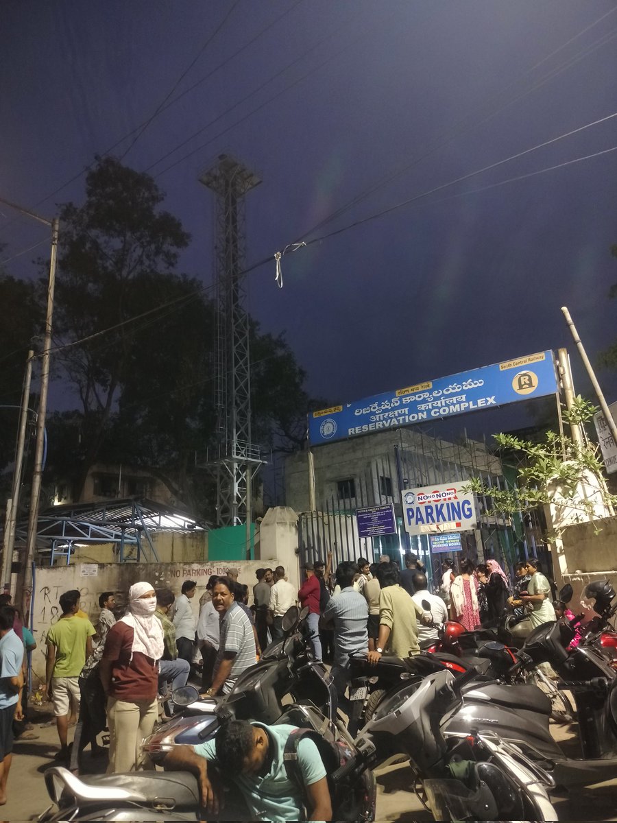 sidhuuuu03's tweet photo. 🚨🚨SCAM 🚨🚨....
Time: Morning 3:00am 
Every one please 🥺 Read and respond 🙏 

@RailMinIndia
@RailMadad
@IRCTCofficial
@indianrailway_
@drmscr
@GMSRailway
@rpfindianrailway
@RPF_INDIA
@SCRailwayIndia
@drmsecunderabad
Some railway employees also including in this issue https://t.co/hFOXx1xLB9