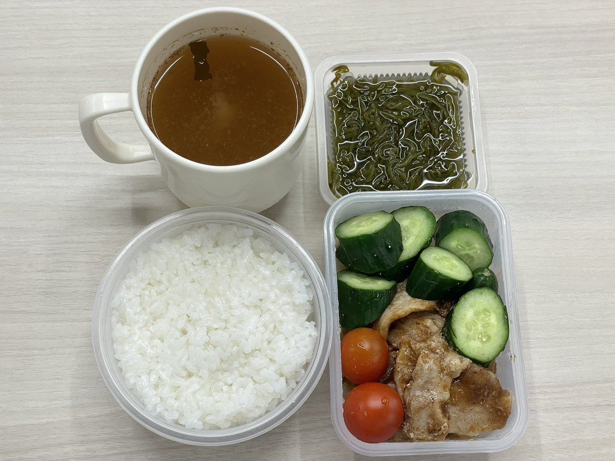 火曜日。今日のお昼は豚バラのA1ソース焼き、胡瓜、ミニトマト、めかぶ。白飯と味噌汁。冷凍庫を整理してたら見つけたのよ。豚バラ肉。すごい丁寧にパッキングしてる。全く記憶がない。日付は書いてあるが何年かわからん。ひとまず弁当にした。冷凍肉の味がした笑。#おうちごはん #ずんこ飯 #お弁当