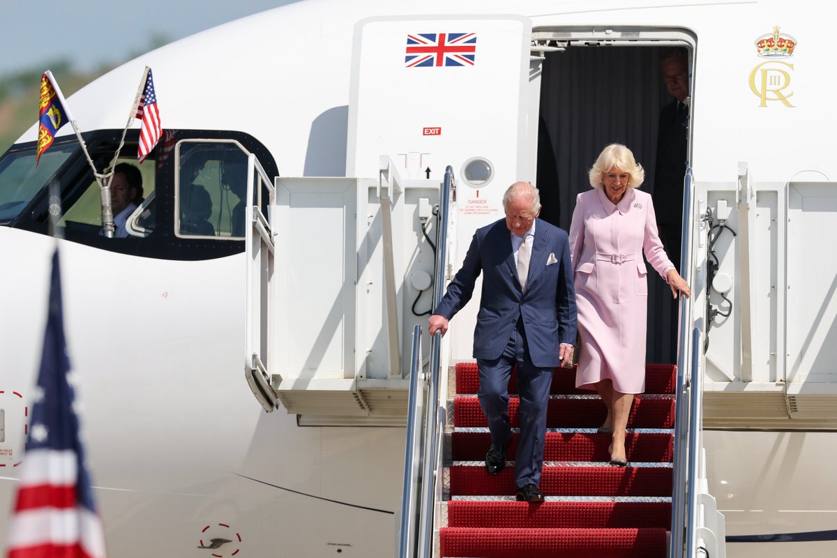 airnewsalerts's tweet image. #Britain's King Charles and Queen Camilla arrived in the United States ​on a four-day visit.  #US President #DonaldTrump and First Lady of the US, Melania Trump, welcomed them to Washington, DC.