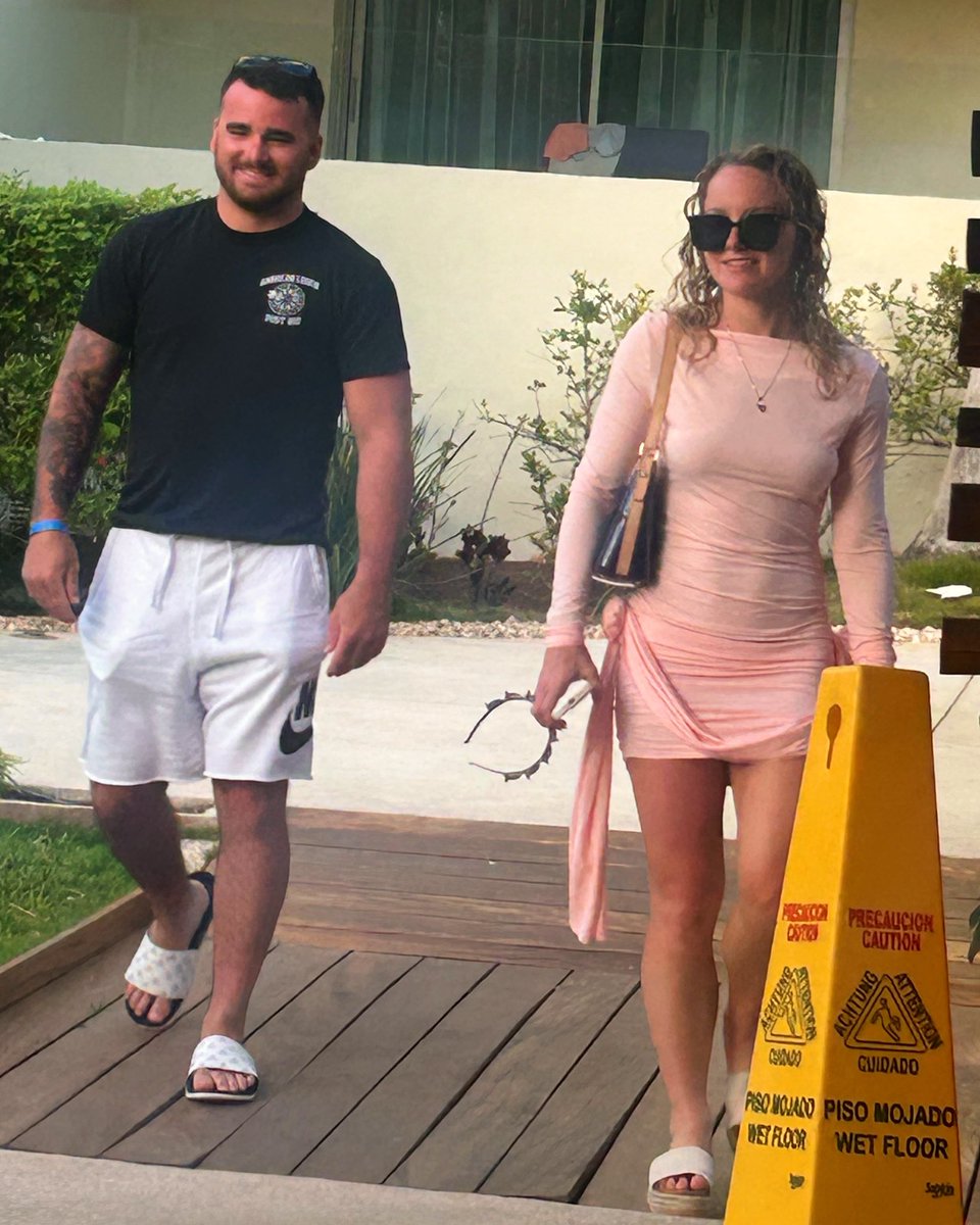 sjonas1225's tweet photo. when it's your 27th 🎉 &amp; caribbean security is hired to hold back paparazzi 🎈🎈#mommasstar ⭐️ #nvr4getsher👑 
smooches 💋 &amp; big wishes #ilym 🎂🥂 https://t.co/iDBr0YKwKX