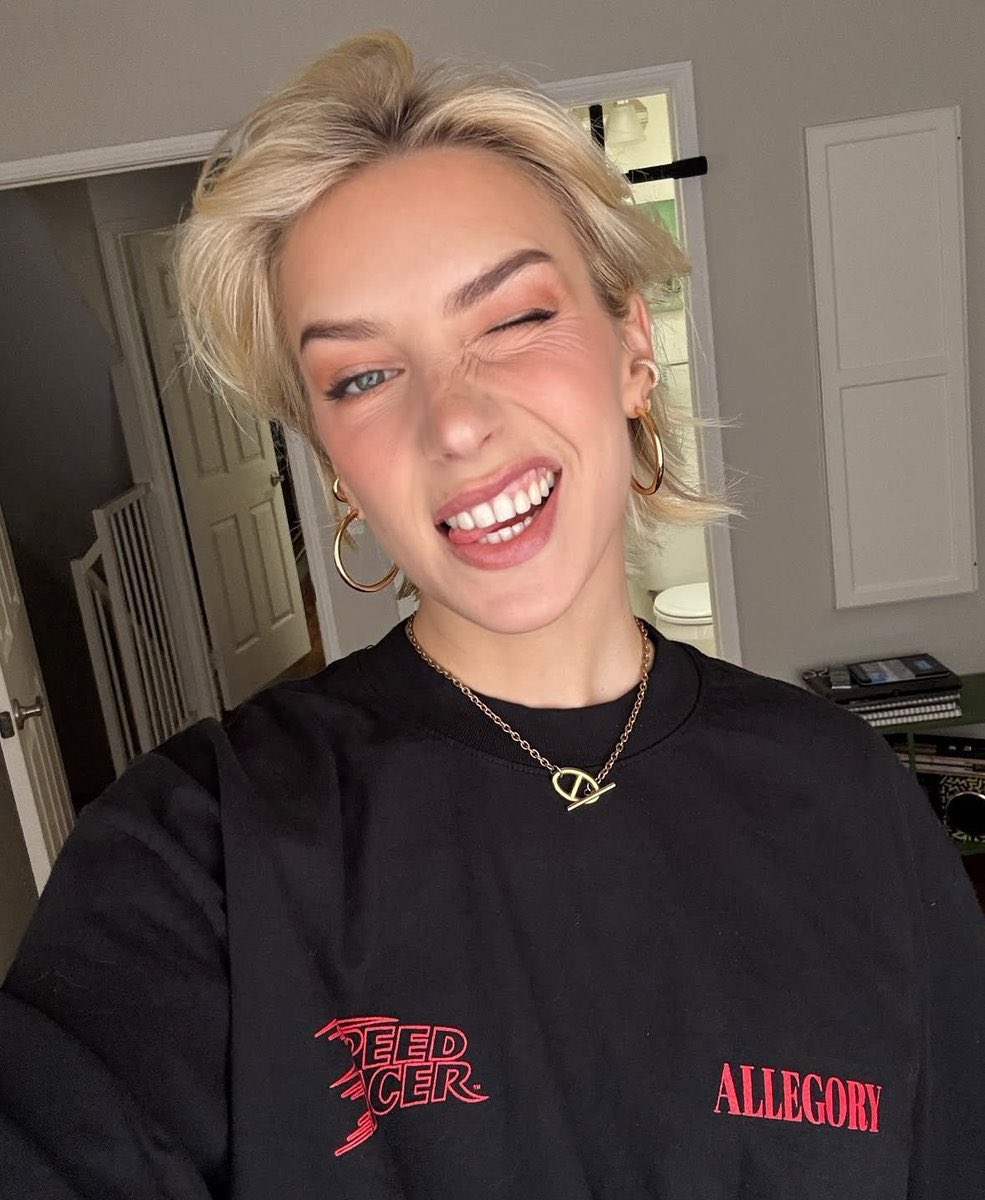 gwen tweet media
