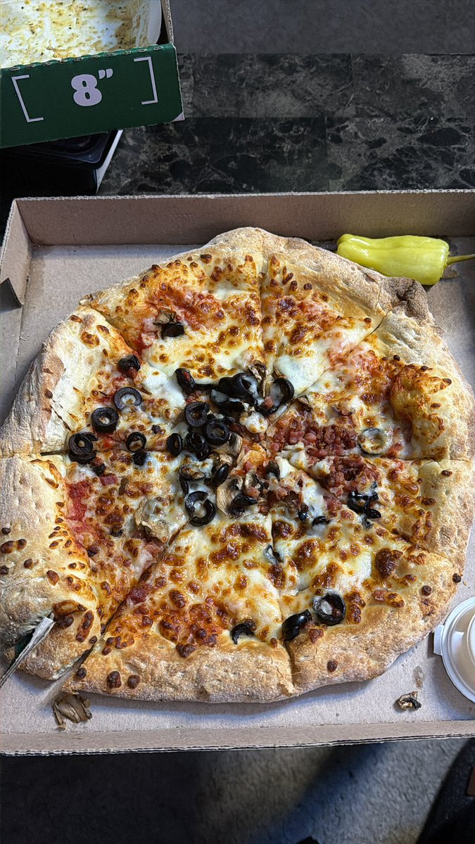 KidHeartBreakk's tweet photo. @PapaJohns what is this 🫠😅 why are the toppings on top the pizza instead of baked in ? I have questions https://t.co/DH54YwqBBt