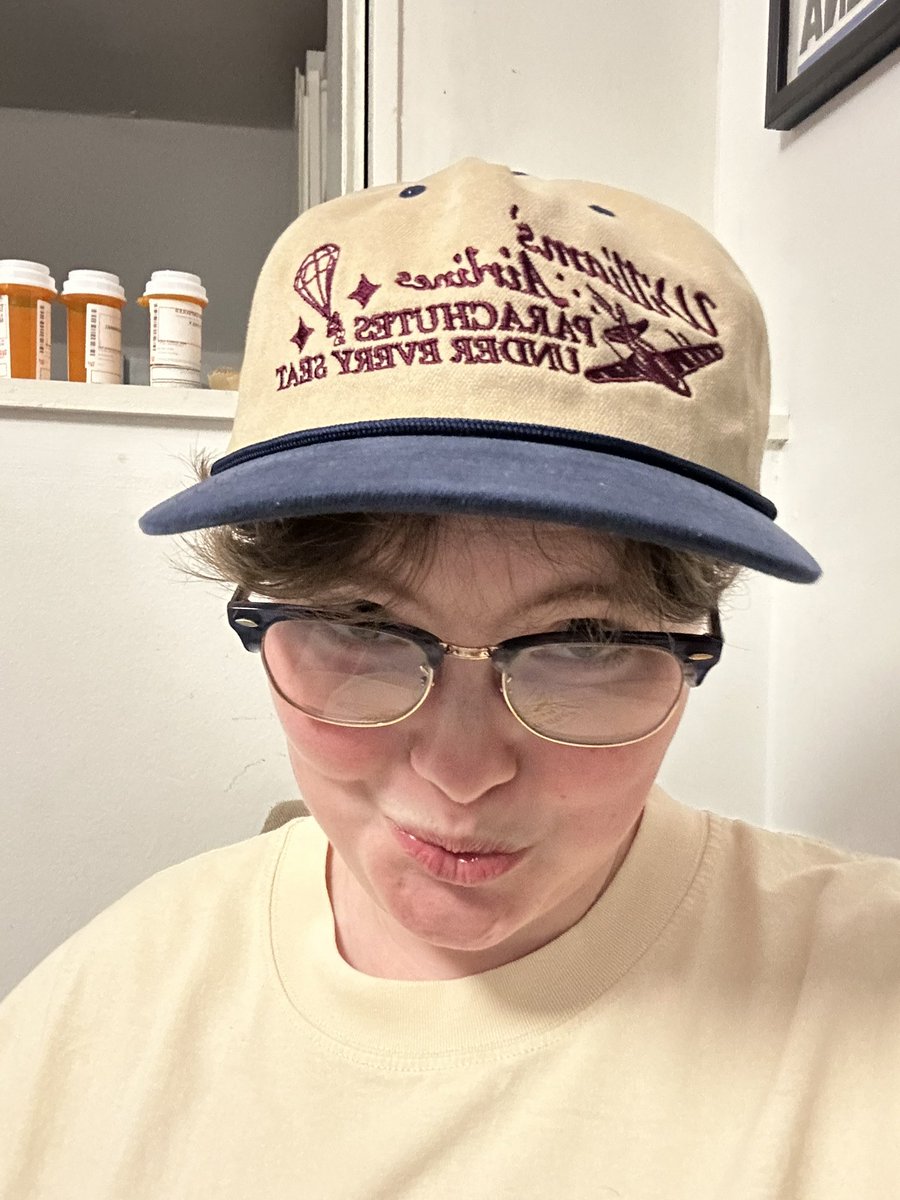 sanguinisweenis's tweet photo. I won the parachute hat war https://t.co/R1ArXV1z6f