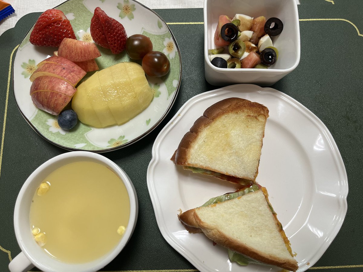 [04.28]
콘스프, 옛날샌드위치, 모짜렐라치즈샐러드, 사과, 키위, 토미토, 딸기