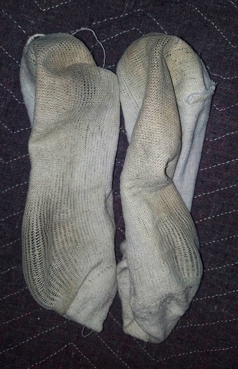 Una semana completa dándoles duro. Estos calcetines están negros de mugre y huelen a puro Toro, para que los huelas mientras te la jalas pensando en mi verga. El que los quiera tiene que pagar #AlphaSocks #DirtySocks #RankSocks #SweatySocks
