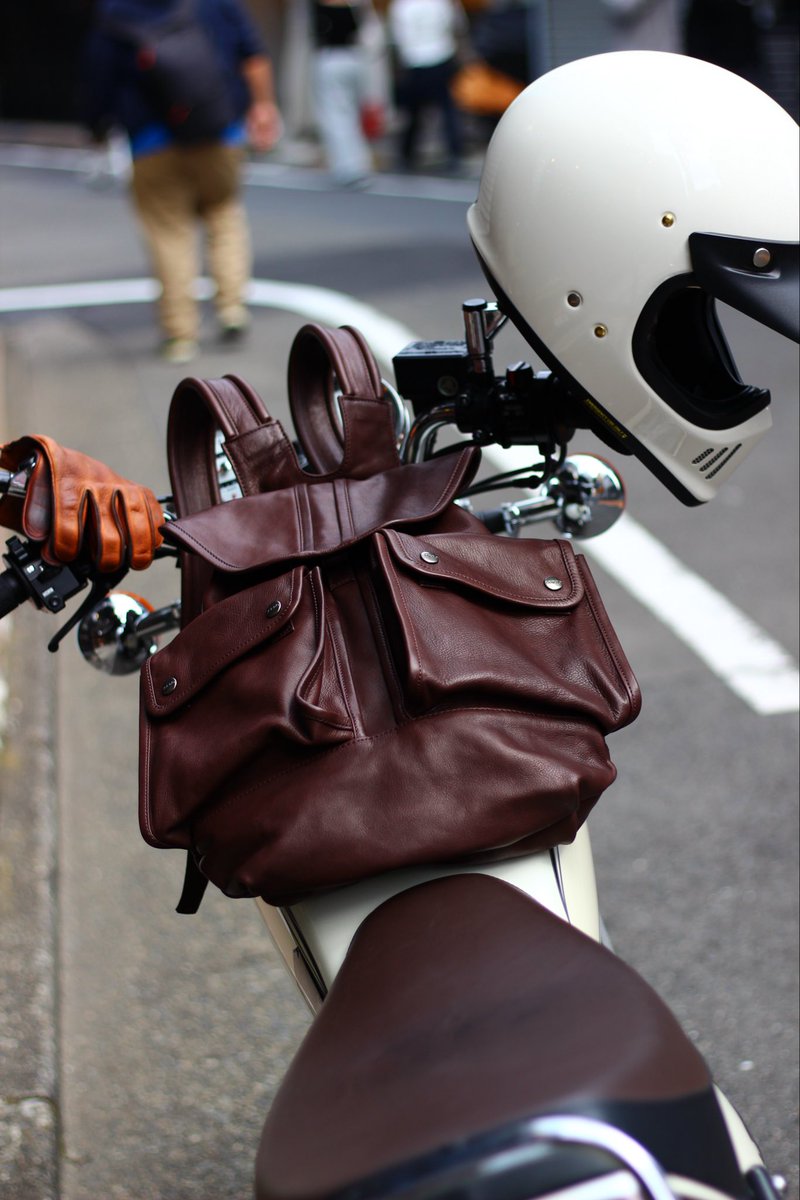 CORBO_SHOP's tweet photo. 明日から楽しみなゴールデンウィーク。お出掛けする人もゆっくり家で過ごす人も良い休日になりますように👍

リュックサック（中）
『Moon less night ・8JA-9542』

落ち着きある佇まい。
大きめのアウトポケット。
ビジネスとカジュアルどちらのスタイルにも合わせ易いバッグです。

#コルボ https://t.co/dqb058OY6G