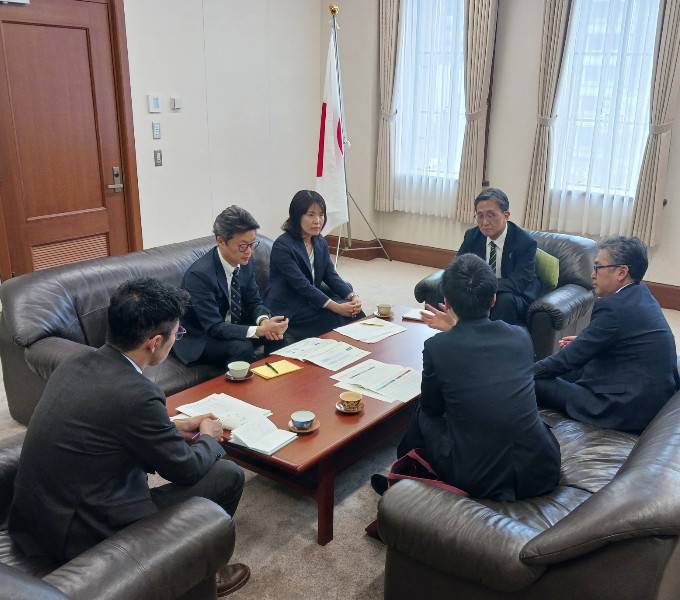 matsuikoji's tweet photo. 本日午前には、京都大学人と社会の未来研究院院長で、京都市特別顧問も務めていただいています、内田由紀子特別顧問と、研究員の渡邉寧様が市役所にお越しくださいました。
内田顧問には、令和7年度「京都らしいウェルビーイング」について、京都市と共同研究を行ってくださり、本日はその結果をご報告くださいました。

本日のご報告では、「住みやすさ」や「居心地の良さ」が幸福度を支えるとともに、歴史や文化、地域経済への誇りやコミュニティへの参画が「居場所の実感」につながり、幸福度に関係するなどのお話を伺いました。
調査結果については、今後、市役所・区役所の職員にも詳しくご説明くださるとのことで、調査結果を踏まえた市民の皆様のウェルビーイングにつながる取組をしっかりと進めてまいります。
内田顧問、研究員の皆様に心から御礼を申し上げます。令和8年度は市外調査も含めて、さらに調査・分析を進めてくださる予定ですが、またその内容について、しっかりと議論させていただきたいと存じます。何卒よろしくお願いします。