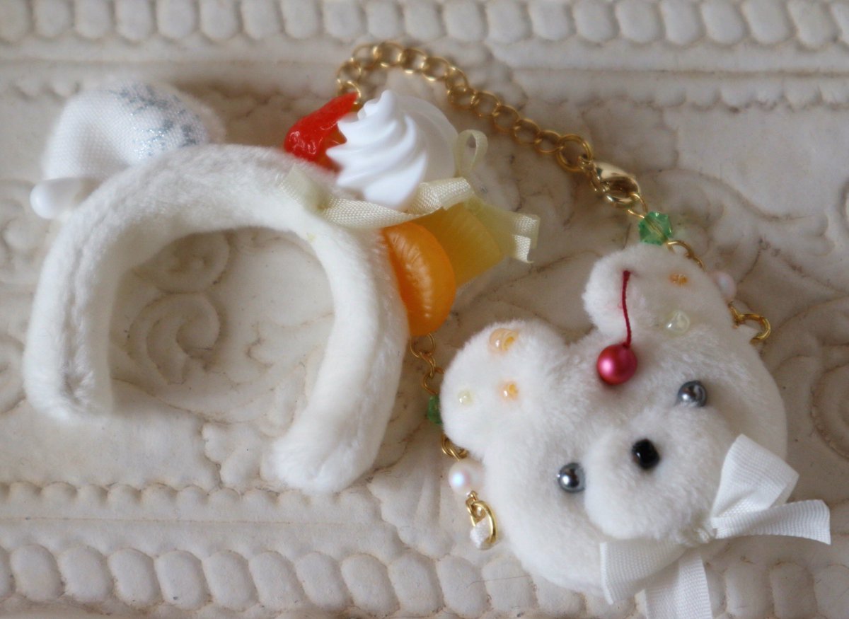 以前販売したしろくまアイスちゃんのお洋服をお迎えされた方で、カチューシャのフルーツが取れてしまい困ってる方がいましたら無料でお直しさせていただきますのでお気軽に声を掛けてください(՞ .ˬ.՞)"