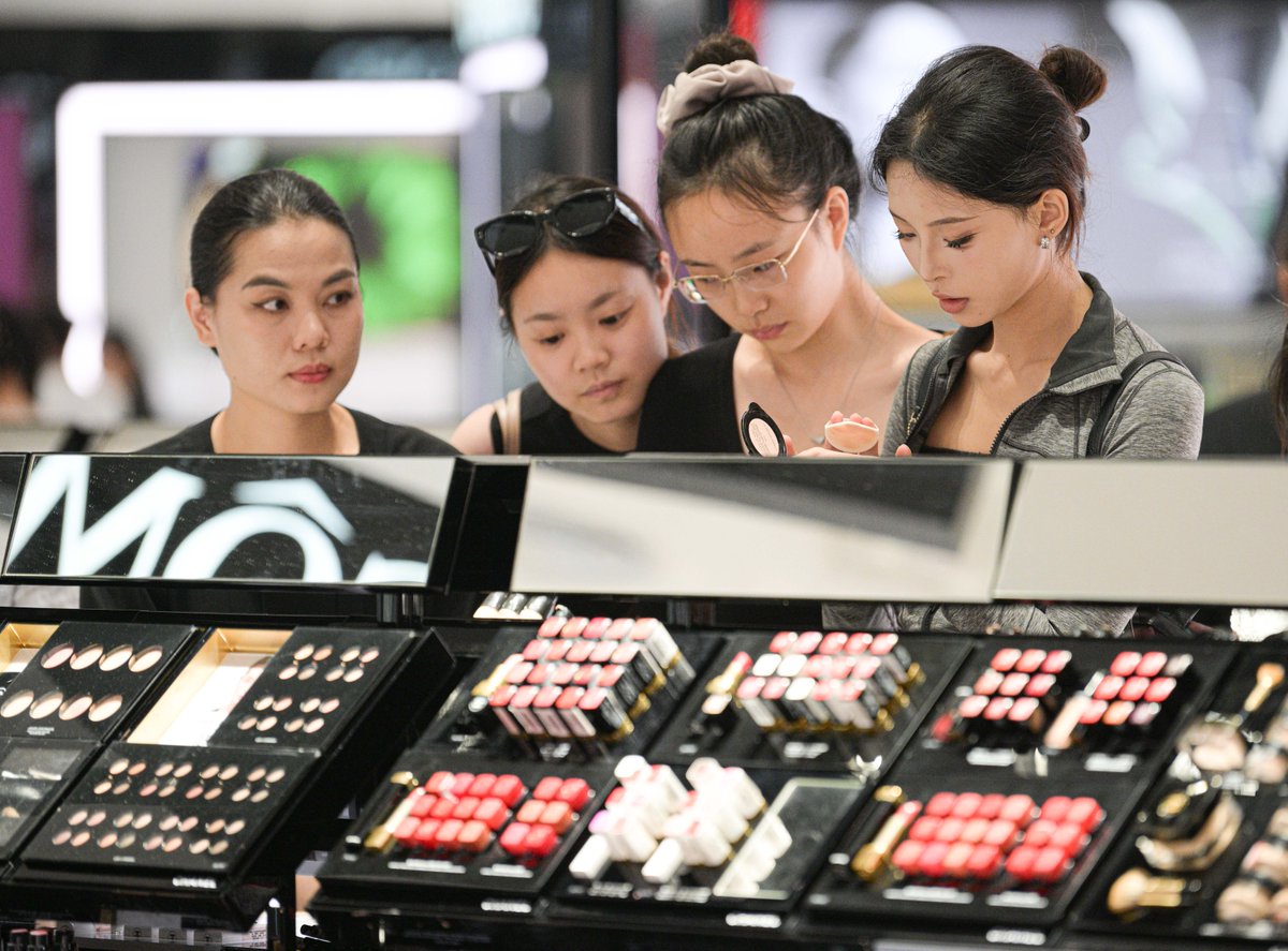 ChinaDaily's tweet image. The nationwide rollout of China's departure #tax refund service, which smoothly reached its one-year mark this month, has effectively stimulated inbound travel and increased consumption vitality, experts said. #ChinaTravel #ShoppingInChina #ChinaBound bit.ly/4cDnB5a