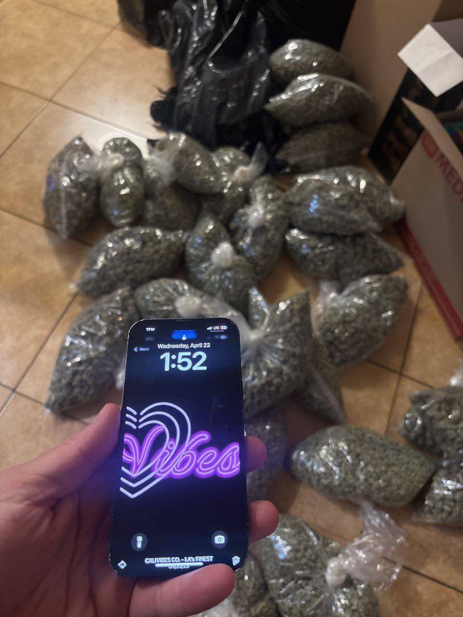 LaDuzz's tweet photo. #drugtwt bags on deck https://t.co/9v5rPzieRq