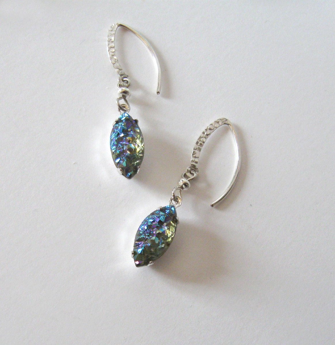 sendinglovegems's tweet image. Volcano Art Glass Dangling Earrings, Vintage Navettes, Iridescent Peacock Blue Green Purple tuppu.net/c47d9ee #SendingLoveGallery #Etsy #BohoEarrings