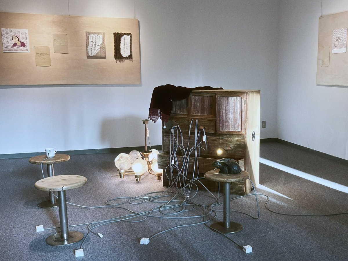 これは16:00ごろの展示室の様子。本日は新宿も良い天気です。平日ですが、2人とも在廊しておりますので、ご来場くださいませ。
18:00ごろからは小さなパフォーマンス(というか公開試行錯誤？)もやっております。

DamaDamTal『近いようで遠い天国』
開催中 5/5まで 11:00〜19:00
新宿スペース・ゼロ