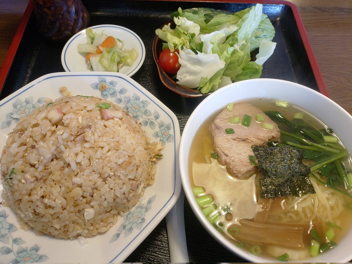 今日のランチは…

ラーメン&amp;チャーハンセット(ご飯大盛)1100円😋😋😋

#上田市
#ちくりん