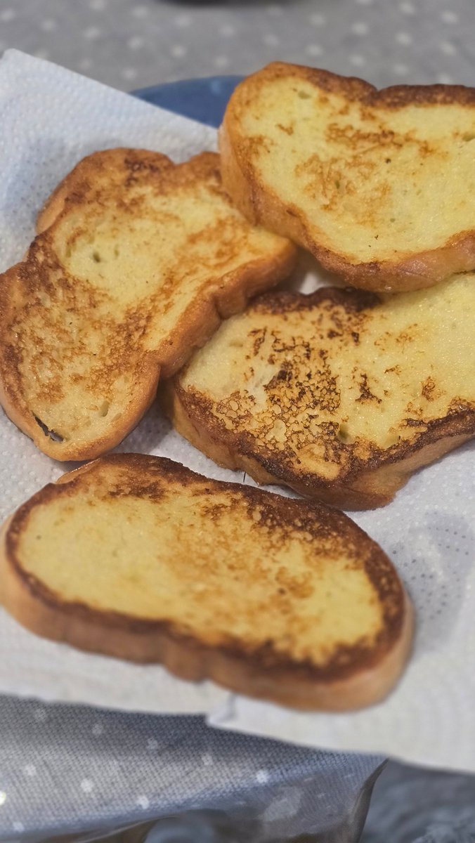 Сделала детенышу вкуснятину, но она не оценила. Ох уж эта современная молодёжь!