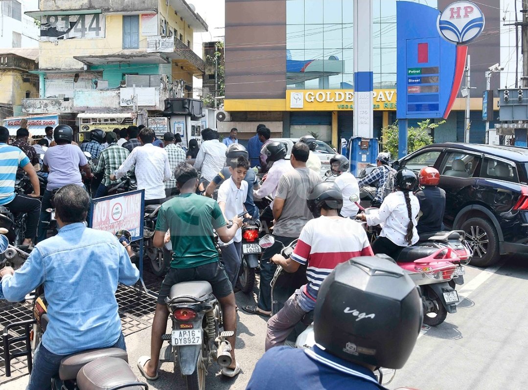 AbbayaChowdary's tweet photo. AP is facing a severe fuel crisis, despite almost normal supply from the centre as claimed by Central govt. The lives of Common Man, Agri & Aqua farmers have been disrupted like never before. No Stock boards at Petrol Bunks are raising question of transparency and a conspiracy to loot by creating an artificial shortage. @ncbn and @lokeshnara and @mnadendla must act now, demonstrate their control on governance and restore supply immediately.
#APFuelCrisis #NoFuelInAP
#APPetrolShortage  #APDieselShortage