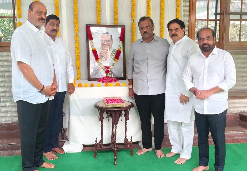 team_satyakumar's tweet photo. హైదరాబాద్‌లో రాష్ట్ర పౌరసరఫరాల శాఖ మంత్రి వర్యులు, సోదరులు శ్రీ Nadendla Manohar  గారిని కలిసి, వారి తండ్రి, ఉమ్మడి ఆంధ్రప్రదేశ్ మాజీ ముఖ్యమంత్రి స్వర్గీయ నాదెండ్ల భాస్కరరావు గారి మరణంపై నా ప్రగాఢ సానుభూతిని తెలియజేశాను. https://t.co/M0Aah4ycZZ
