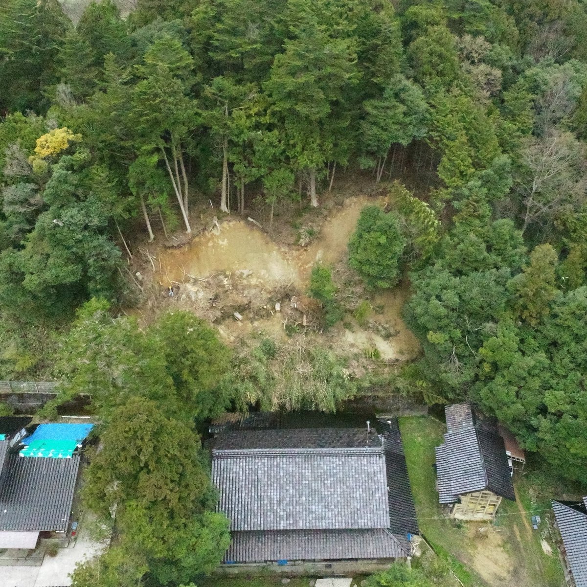 【災害復旧｜工事完了】
志賀町宿女(やどめ)地内にて
能登半島地震で壊れた
人家背後の法面の
復旧工事が完了しました。

復旧にご尽力いただいた
関係者の皆様に
心より感謝申し上げます。

📷1枚目:完成
📷2枚目:被災状況

#能登半島地震 
#災害復旧 #復興
#建設業の皆さまに感謝
#志賀町 #石川県
