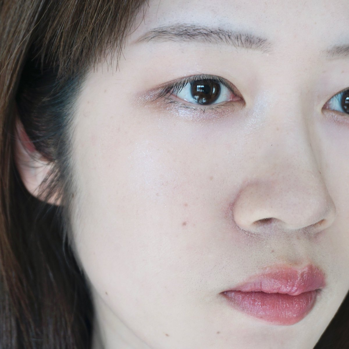 bluewhite_mi's tweet image. #今日のメイク #motd アイシャドウを3つほど重ね合わせた。チーク薄めでアイシャドウも濃い色を使いすぎず、程よい艶感でシアーな感じでまとめるのが今のブーム。ベースメイクも地肌の延長で綺麗にまとめることができて良き🙆🏻‍♀️