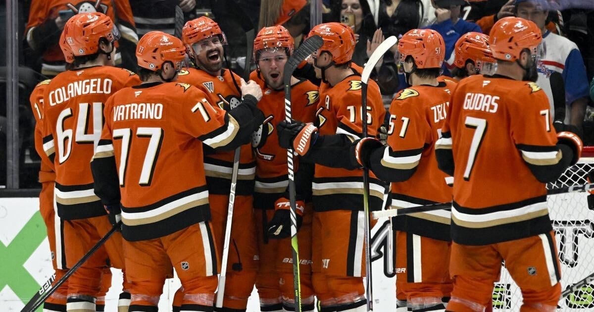 ShellyColl555's tweet image. this one’s getting loud already off the faceoff and it changed everything. #Sports #FlyTogether #IceHockey #HockeyFans