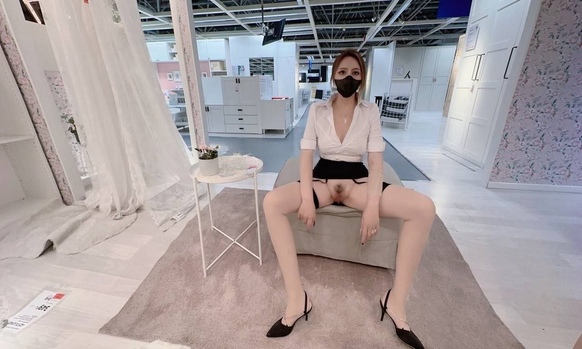 逛街中职业病犯了😛

这么棒的身材裹得严严实实的话那不浪费了嘛，你们说是不是😉 https://t.co/kcFwQgPPds