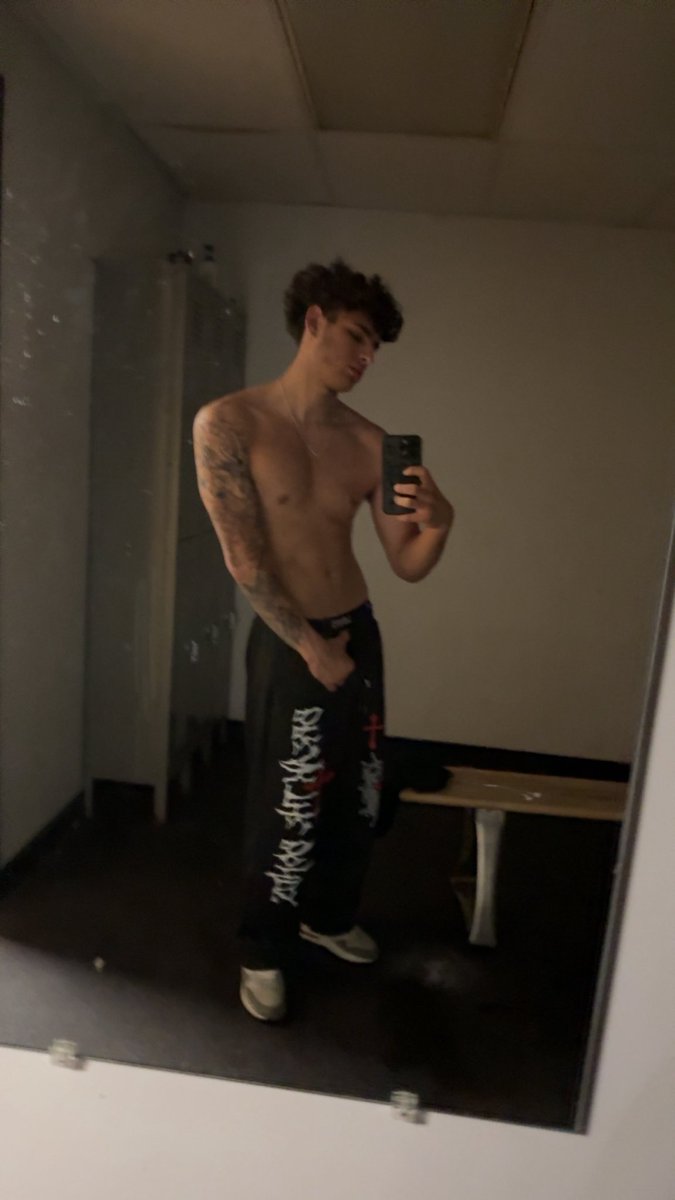 Masterliam2341's tweet photo. Get in the fucking DM’s and bow down your fucking master Liam drain your fucking wallets well master relaxes all fucking night #findom @MASTER_UPDATES @topalphamales @findomfan420 https://t.co/F9gF8MXlAd