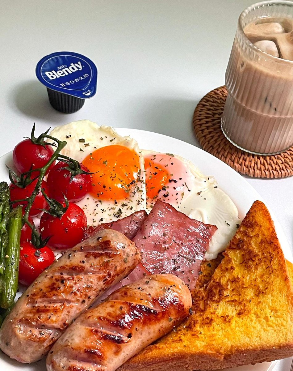 lyn_204's tweet image. Sunny-side up eggs + crispy bacon + fresh avocado toast  | Quick, cozy, u0026 fuel for your day! #BreakfastVibes #EasyMeals