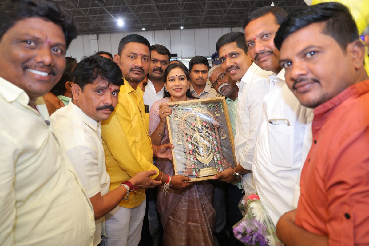 Anitha_TDP's tweet image. సింగపూర్ లో వారం రోజుల పాటు జరిగిన అధ్యయన పర్యటనను ముగించుకుని ఈరోజు విశాఖపట్నం చేరుకున్న నాకు ఎయిర్ పోర్టులో ఘన స్వాగతం పలికి, శాలువాలతో సత్కరించిన పాయకరావుపేట నియోజకవర్గ మరియు ఉమ్మడి విశాఖ జిల్లా నాయకులకు, కార్యకర్తలకు నా హృదయపూర్వక కృతజ్ఞతలు. 
 #Visakhapatnam #Payakaraopeta
