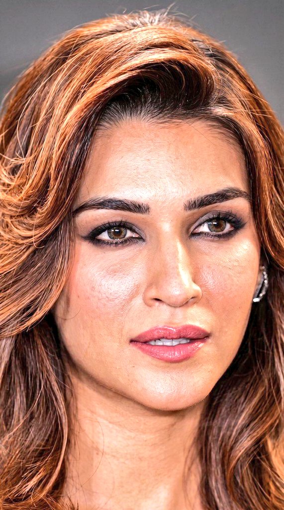 Mayaa3262's tweet image. #KritiSanon