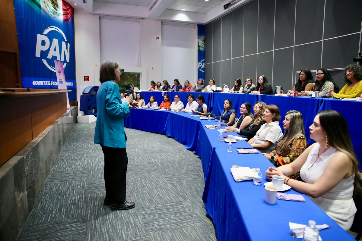 adrixaguilar's tweet photo. ¡Qué honor y qué orgullo recibir a nuestras #MujeresDeAcción en el CEN de @accionnacional para capacitarse en materia de Derechos Humanos! Gracias, estimada @Angeles_Corte, por tu extraordinaria ponencia. https://t.co/uHwpgtl1h1