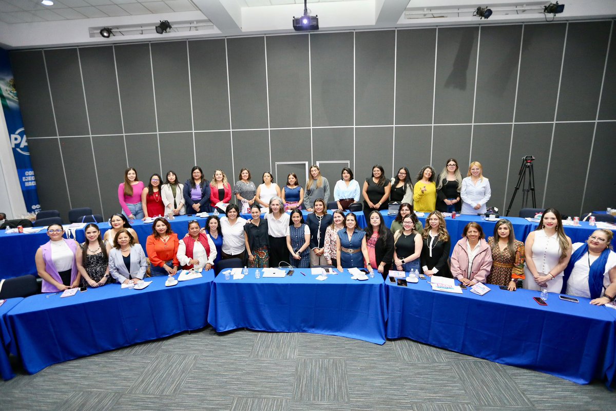 adrixaguilar's tweet photo. ¡Qué honor y qué orgullo recibir a nuestras #MujeresDeAcción en el CEN de @accionnacional para capacitarse en materia de Derechos Humanos! Gracias, estimada @Angeles_Corte, por tu extraordinaria ponencia. https://t.co/uHwpgtl1h1