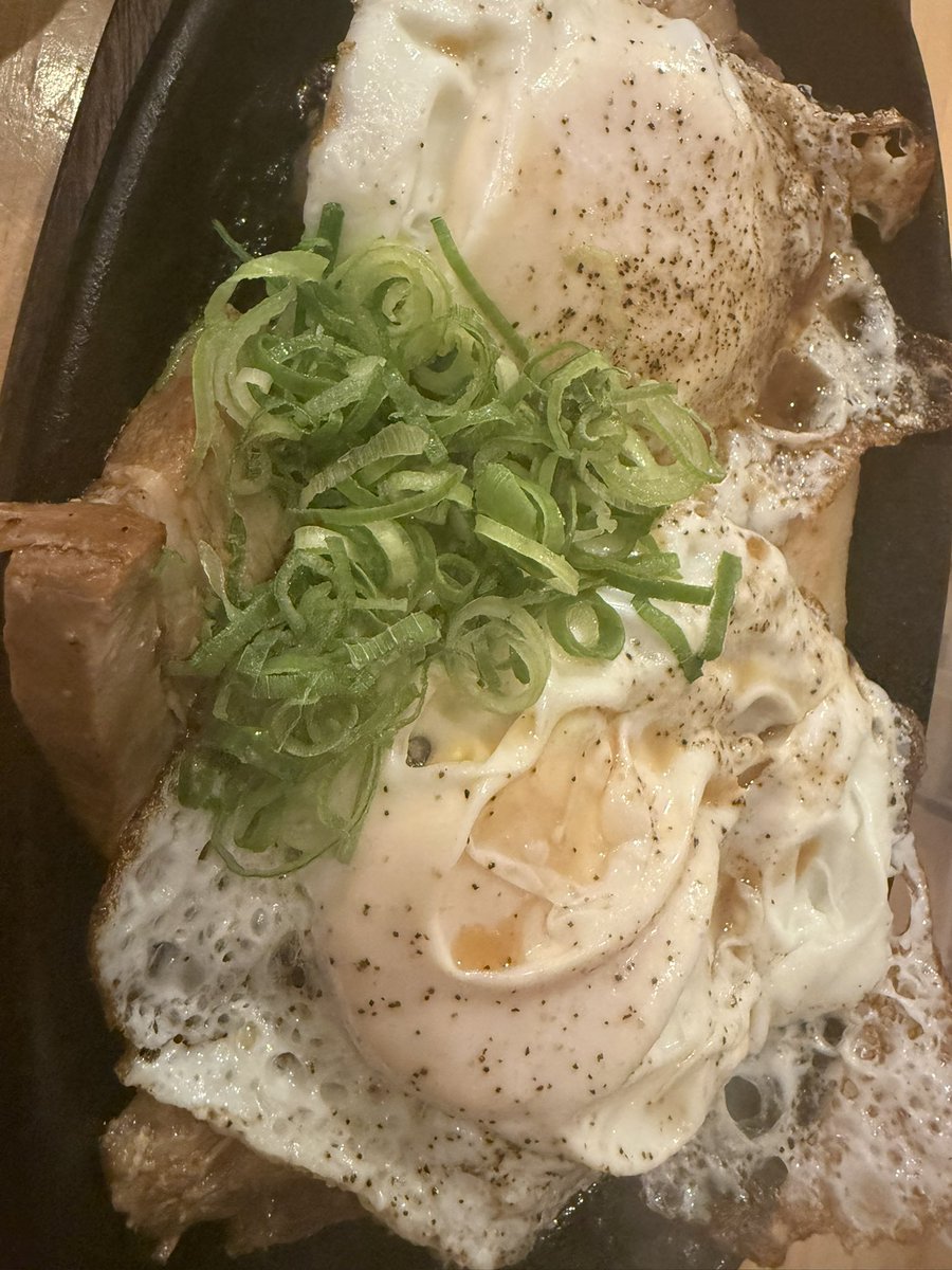 チャーシューの上に目玉焼きが乗っているというシンプルながら間違いの