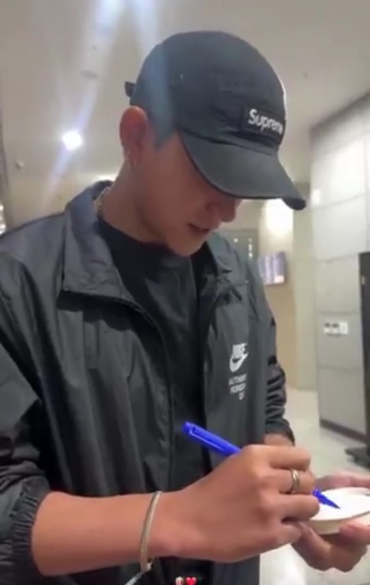 𓇢𓆸 tweet media