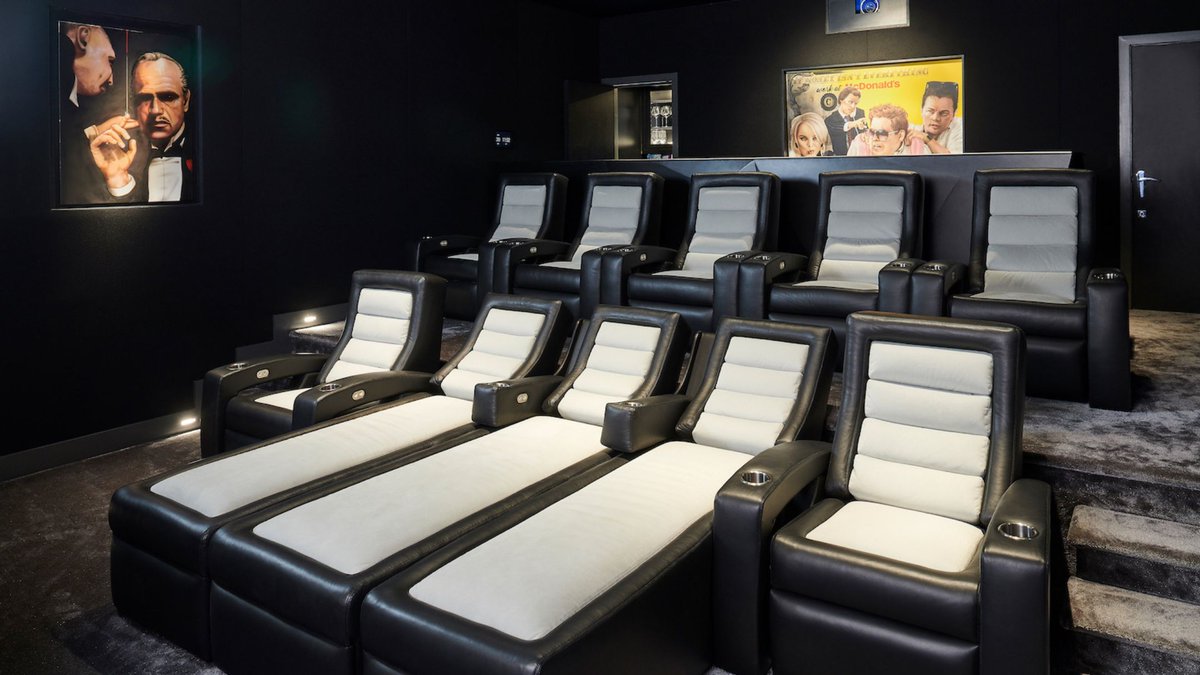 ClarkeInfinity's tweet image. Every detail plays a part in how your home cinema experience feels. Whether you prefer sleek fixed seating or fully reclining chairs with integrated features, it’s about creating a space that works for your lifestyle.

#HomeCinema #LuxuryLiving