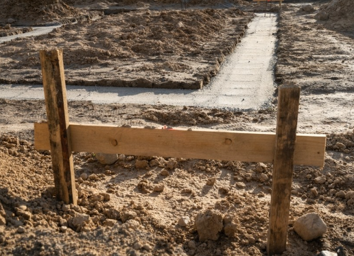 本日もお疲れさまでした～👋

～本日の豆知識～
「トンボ」は空を飛ばず高さを示す☝️
トンボは、土木工事で土をどこまで盛るかを示す仮設の基準「丁張り」の俗称です。
地面に打った杭に板を組んで高さを示し、その形がトンボに似ていることからそう呼ばれます。