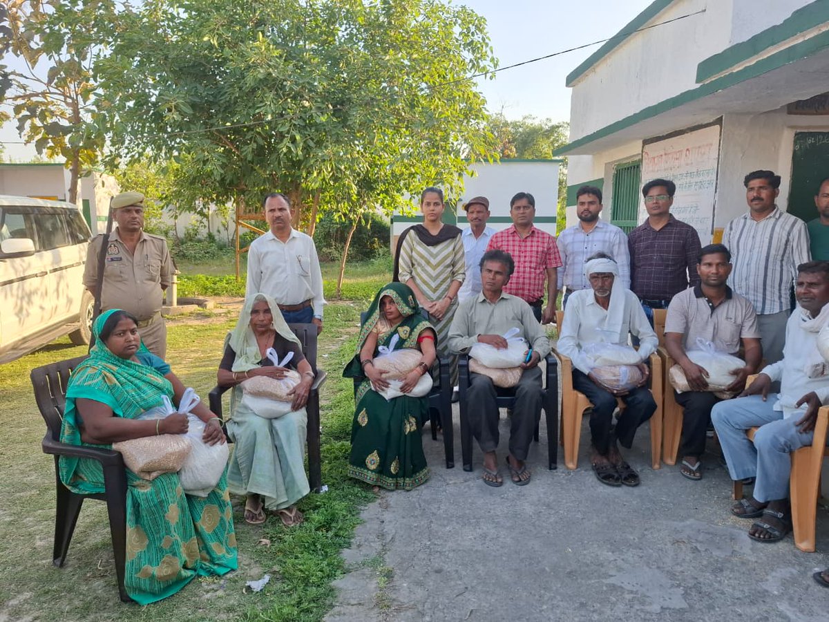 SDMBaheri's tweet photo. ग्राम सिंगौती में फसलों में अचानक लगी आग से प्रभावित पीड़ितों हेतु राशन का वितरण किया गया एवं आर्थिक सहायता के लिए ऑनलाइन पंजीकरण किया गया https://t.co/QNETcEEj6j