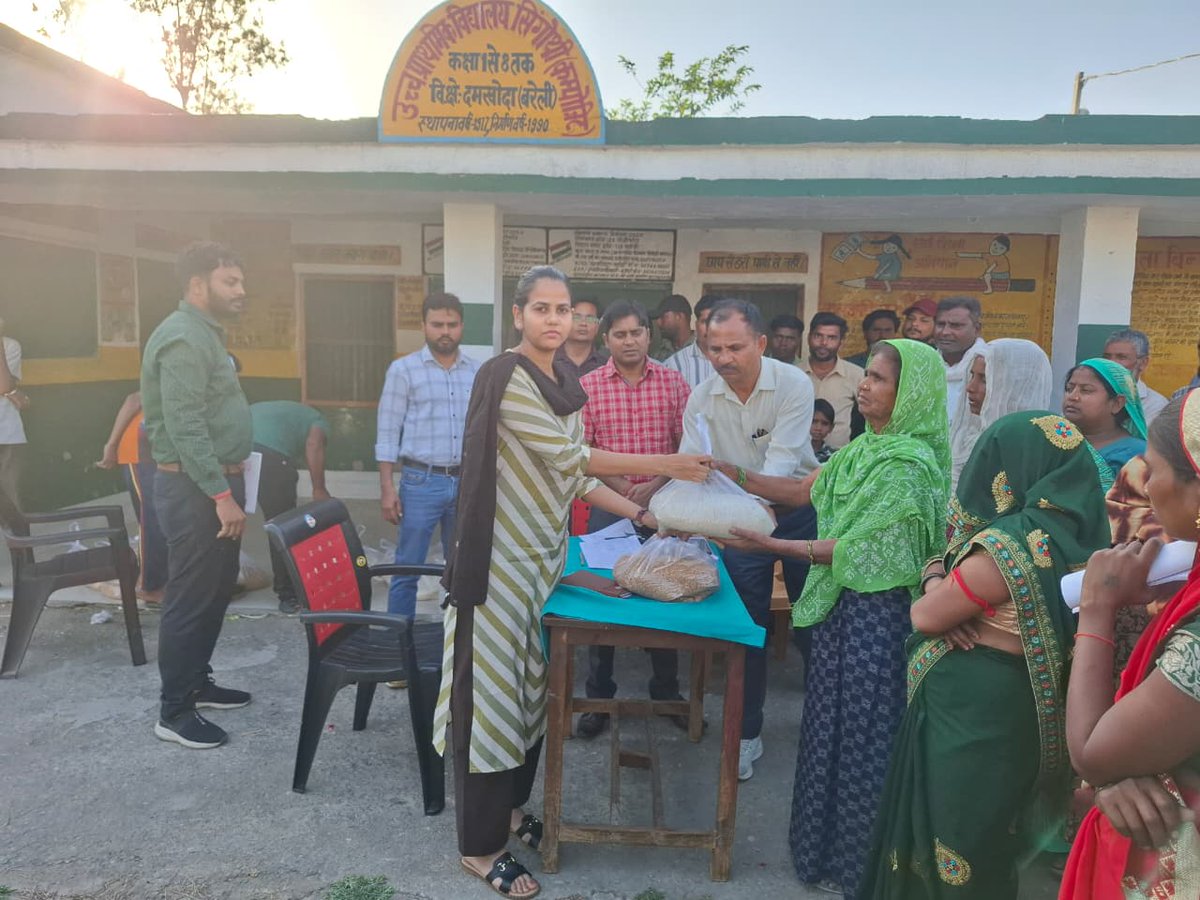 SDMBaheri's tweet photo. ग्राम सिंगौती में फसलों में अचानक लगी आग से प्रभावित पीड़ितों हेतु राशन का वितरण किया गया एवं आर्थिक सहायता के लिए ऑनलाइन पंजीकरण किया गया https://t.co/QNETcEEj6j