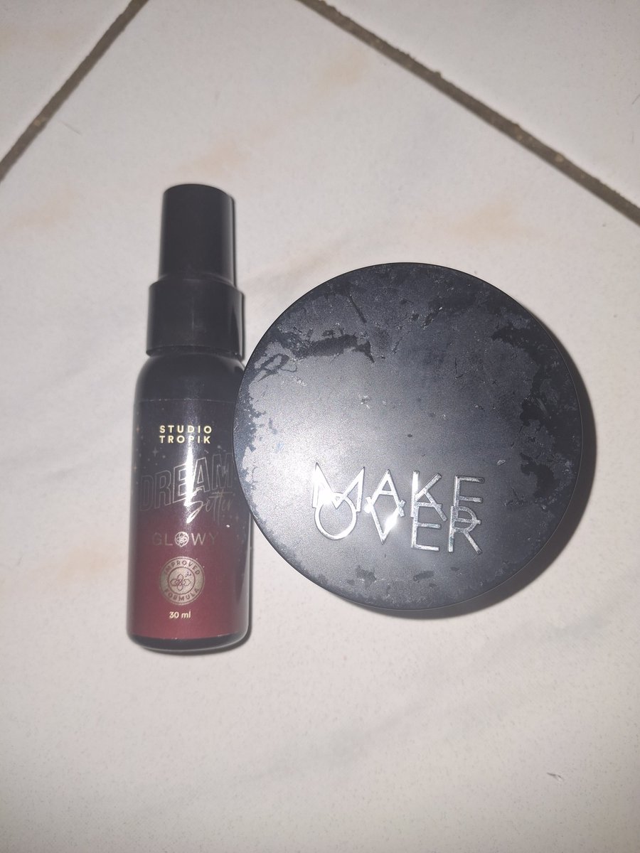 cizenina88's tweet photo. WTS
Bedak Tabur Loose Powder Silky Smooth Translucent Powder  make Over
Shade 01 Porcelin
Isi 80-90%
Exp 2028
Price 85k, bisa nego!!

Setting Spray Dream Setter Studio Tropik
Glowy
Isi 50-60%
Exp 2028
Price 25k

Bundling only 100k saja
#zonajajan #zonauangㅤ https://t.co/zGtlcfJnu4