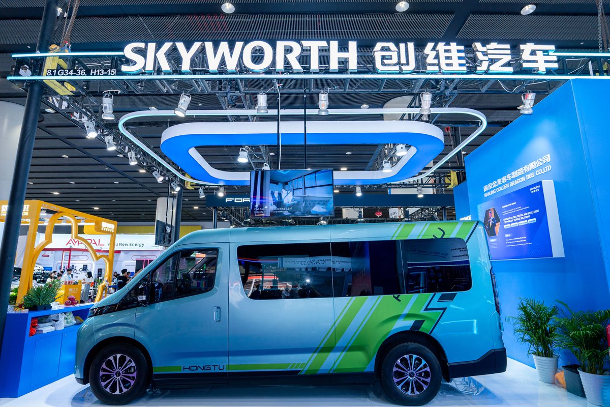 SkyworthAuto's tweet image. Skyworth Auto is making its mark at the 139th Canton Fair with standout smart innovations including the HONGTU Passenger and Cargo Vans as well as the J40 Cleaning Robot, delivering comprehensive smart solutions from roads to robotics. 
#SkyworthAuto #CantonFair #ElectricVan